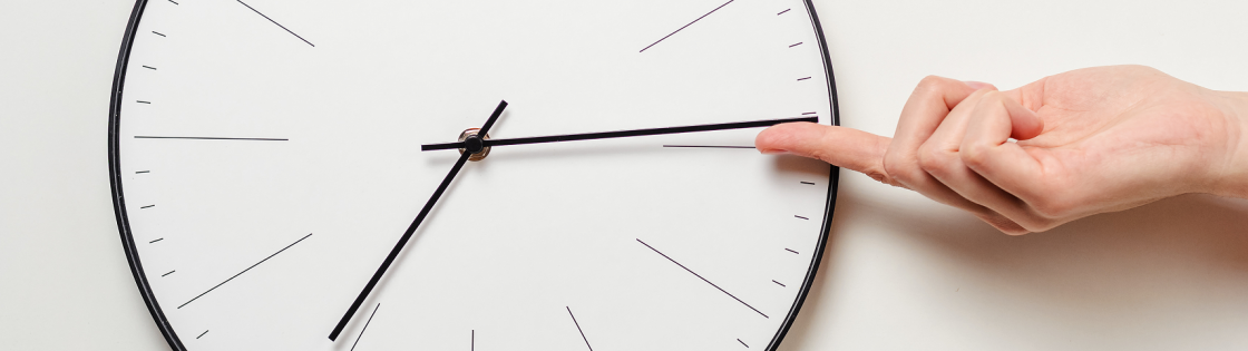 Hand stoppt Zeiger in einer Uhr